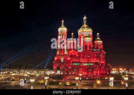 = vue d'ensemble Cathédrale de Résurrection éclairée en rouge = vue de La plate-forme d'observation de la cathédrale de Résurrection à Kubinka s'est éclairée en rouge, activé Banque D'Images