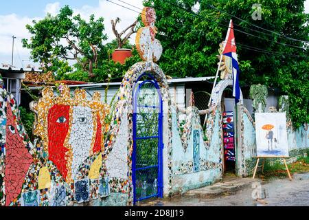 L'artiste Jose Rodriguez Fuster a construit une enclave créative Sa maison qui s'est répandue dans le quartier environnant.Jaimanitas était un econom Banque D'Images