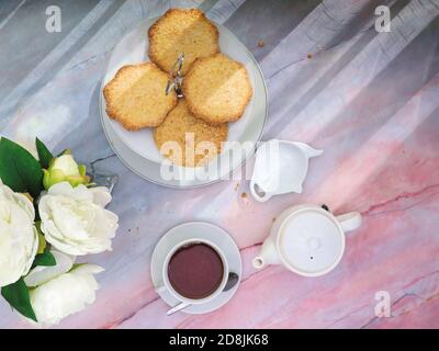 Thé et bonbons de noël espagnols comme des cortadillos et des gâteaux table en marbre rose Banque D'Images