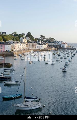 Lumière matinale sur le port de Sauzon sur l'île de Belle Ile, Bretagne, France. Banque D'Images