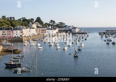 Lumière matinale sur le port de Sauzon sur l'île de Belle Ile, Bretagne, France. Banque D'Images