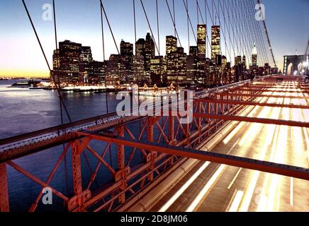 Vue du bas de Manhattan depuis le pont de Brooklyn au crépuscule. Banque D'Images