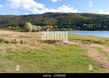 Superbe vue d'automne du réservoir Iskar près de la ville de Sofia, Bulgarie Banque D'Images