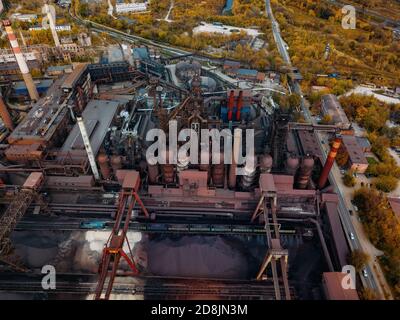 Usine métallurgique avec haut fourneau, vue aérienne de drone Banque D'Images