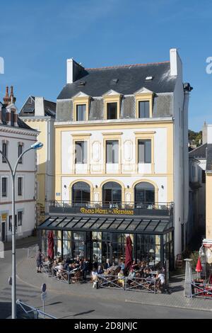 Un Hôtel Restaurant à côté du port du Palais, Belle Ile, Bretagne, France Banque D'Images