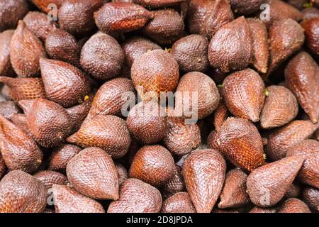 gros plan de fruits de salak avec peau brune et motif peau de serpent, mise au point sélective Banque D'Images