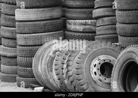 Pile de pneus de voiture usagés en noir et blanc, adapté au papier peint, mise au point sélective Banque D'Images