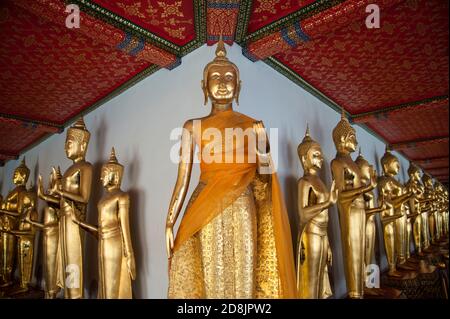 Statues de Bouddha dans le cloître, différentes tailles de Buddhas dorés au temple Wat Pho, Bangkok, Thaïlande Banque D'Images