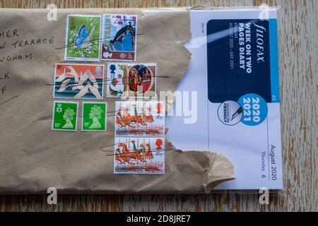 Collection folle de timbres de faible valeur sur une enveloppe brune Banque D'Images