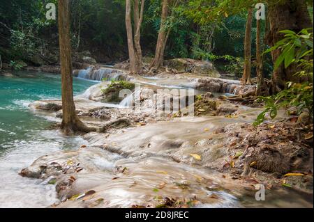 Cascade d'Erawan, cascades d'eau bleue étonnante à travers la jungle à l'un des sept niveaux, Erawan, province de Kanchanaburi, Thaïlande Banque D'Images