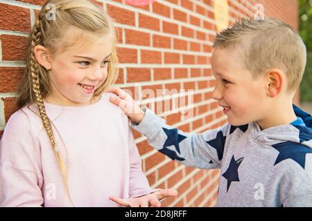 problème de fille à l'école, assis et consolant l'enfant l'un l'autre Banque D'Images