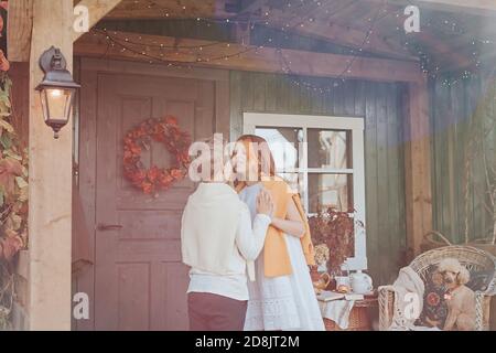 enfants un garçon et une fille s'amusant sur le porche de l'arrière-cour décoré de citrouilles en automne en rayons du soleil, foyer sélectif Banque D'Images