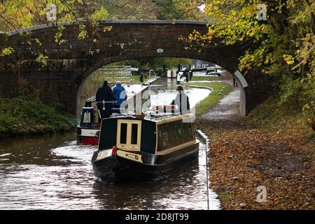 Bateaux-canaux sur le canal de Coventry à Atherstone, dans le nord du Warwickshire. En octobre 2020, l'écluse numéro deux sur le vol d'écluses d'Atherstone a été cassée, ce qui a entraîné la retenue de bateaux, créant une file d'attente de bateaux en attente de progresser le long de la voie navigable. Banque D'Images