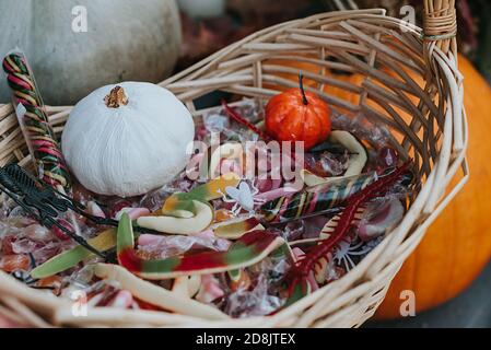 panier de bonbons pour halloween sur le porche du jardin décoré de citrouilles en automne Banque D'Images