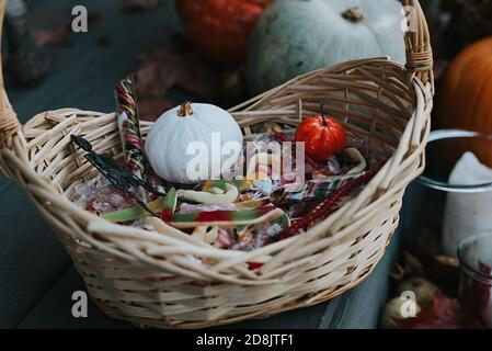 panier de bonbons pour halloween sur le porche du jardin décoré de citrouilles en automne Banque D'Images