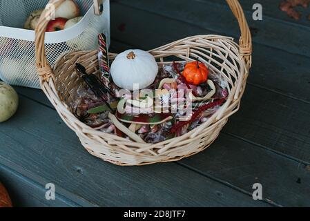 panier de bonbons pour halloween sur le porche du jardin décoré de citrouilles en automne Banque D'Images