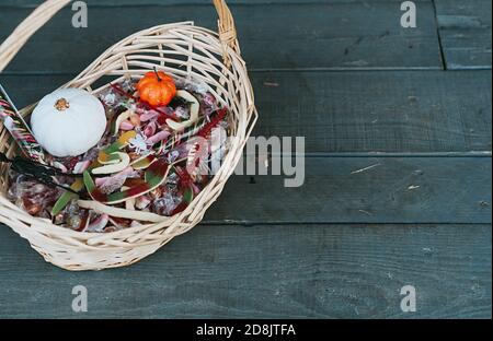 panier de bonbons pour halloween sur le porche du jardin décoré de citrouilles en automne Banque D'Images