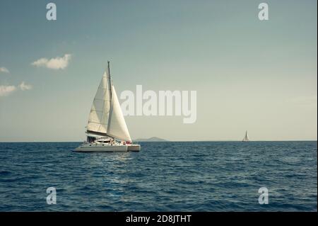 Catamaran avec deux voiles naviguant sur les îles Sporades, Grèce Banque D'Images