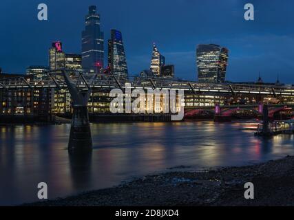 Crépuscule coloré surplombant la ville de Londres, le Millennium Bridge et la Tamise à Londres. Banque D'Images
