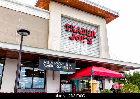 Charlottesville, États-Unis - 25 octobre 2020: Trader Joe's Grocery store en Virginie avec signe pour nous soutenir notre communauté noire Banque D'Images