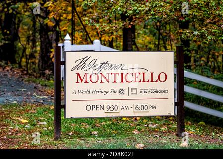 Charlottesville, États-Unis - 25 octobre 2020 : Monticello, enseigne de la maison de Thomas Jefferson à l'entrée pour les heures d'ouverture et texte du panneau du patrimoine mondial Banque D'Images