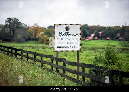 Charlottesville, États-Unis - 25 octobre 2020 : panneau Jefferson Vineyards à l'entrée texte célèbre domaine viticole en Virginie visites et dégustations Banque D'Images