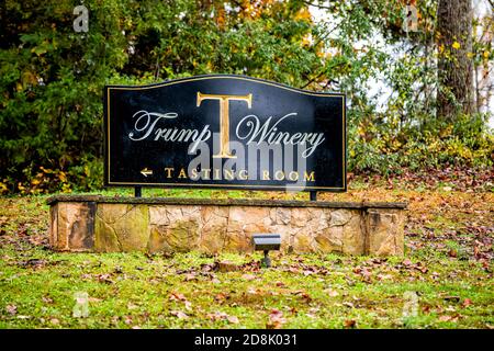 Charlottesville, États-Unis - 25 octobre 2020 : panneau du vignoble de la cave de vinification Trump à l'entrée avec texte pour la célèbre salle de dégustation en Virginie et personne Banque D'Images