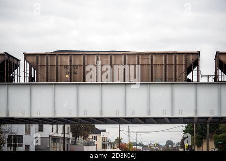 Waynesboro, États-Unis - 27 octobre 2020: Wagons industriels voiture de fret sur le pont dans la petite ville de Virginie avec transport de train rempli de charbon Banque D'Images