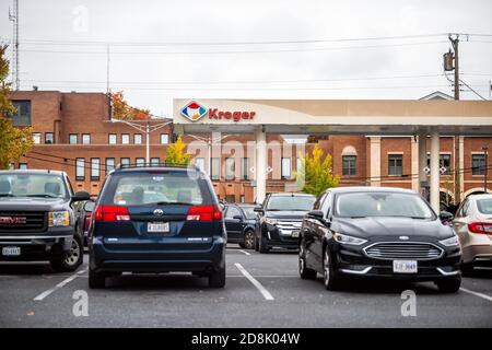 Waynesboro, États-Unis - 27 octobre 2020 : construction et signalisation du centre de carburant de la station-service pour l'épicerie Kroger et les voitures dans le parking en Virginie Banque D'Images