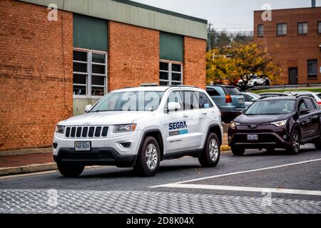 Waynesboro, États-Unis - 27 octobre 2020: Signer sur le fournisseur de service de voiture dans la rue de ville rurale de la ville de Virginie pour la fibre Internet pour la maison par Lumos, un se Banque D'Images