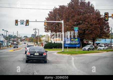 Waynesboro, États-Unis - 27 octobre 2020: Panneau de bienvenue à la petite ville sur la rue de la ville dans la campagne de la Virginie et les voitures dans la circulation le jour nuageux Banque D'Images