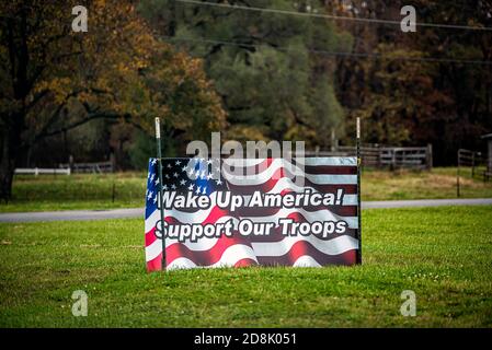 Waynesboro, États-Unis - 27 octobre 2020: Wake up America! Soutenir nos troupes signe patriotique sur le drapeau américain dans la campagne rurale de la Virginie Banque D'Images