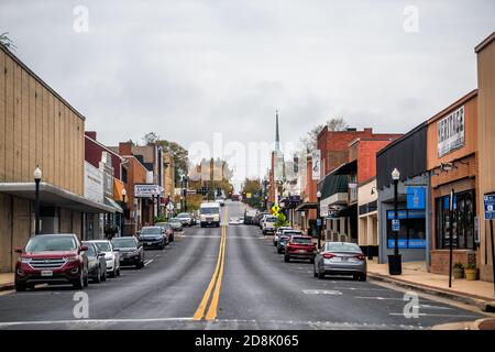 Waynesboro, États-Unis - 27 octobre 2020: Centre-ville dans la petite ville avec la rue principale dans la campagne de la Virginie et les voitures garées par des magasins de construction sur nuageux Banque D'Images