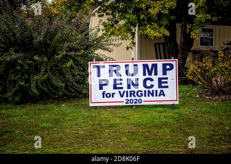 Waynesboro, États-Unis - 27 octobre 2020 : affiche de Trump Pence pour Virginia 2020 lors des élections présidentielles américaines dans le comté d'août Banque D'Images