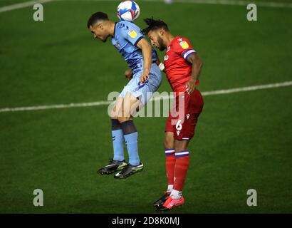 Maxime Biamou de Coventry City (à gauche) et Liam Moore de Reading se battent pour le ballon lors du match de championnat Sky Bet à St Andrews, Birmingham. Banque D'Images