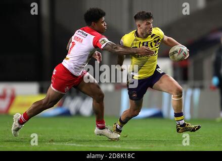 Oliver Gildart (à droite) de Wigan Warriors est affronté par Kevin Naiqama de St Helens lors du match de la Super League de Betfred au stade totalement Wicked, St Helens. Banque D'Images