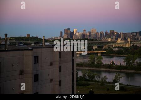 Vue sur la ligne d'horizon de Montréal au crépuscule, vue de Longueuil, QC, Canada Banque D'Images