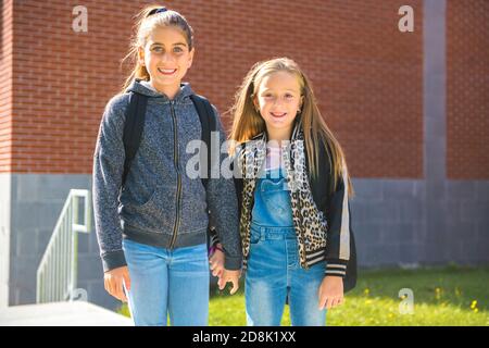 Deux enfants en arrière-plan de l'école s'amusent Banque D'Images