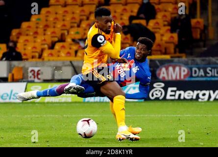 Wilfried Zaha, du Crystal Palace, tente de réaliser un tir au but lors du match de la Premier League à Molineux, Wolverhampton. Banque D'Images