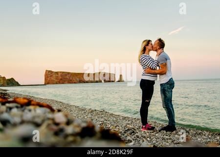 Couple touristique bénéficiant d'une vue sur Perce Rock depuis Gaspe, au Québec Banque D'Images