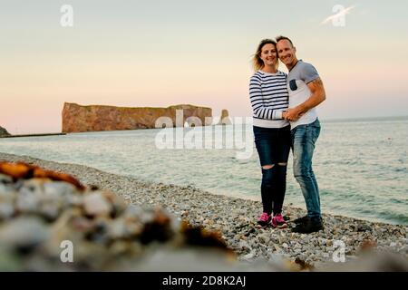 Couple touristique bénéficiant d'une vue sur Perce Rock depuis Gaspe, au Québec Banque D'Images