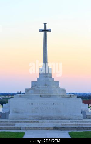 Coucher de soleil sur la Croix du sacrifice construite sur une boîte à pilules allemande au cimetière Tyne Cot (1914-1918) à Zonnebeke, Belgique Banque D'Images