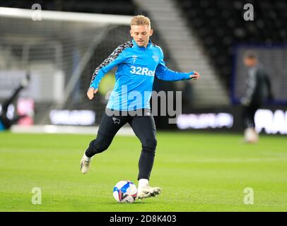 Kamil Jozwiak (7) du comté de Derby se réchauffe pour le jeu Banque D'Images