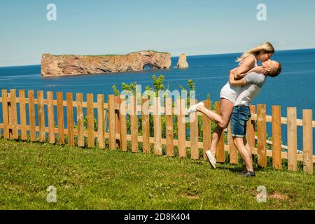 Couple touristique bénéficiant d'une vue sur Perce Rock depuis Gaspe, au Québec Banque D'Images