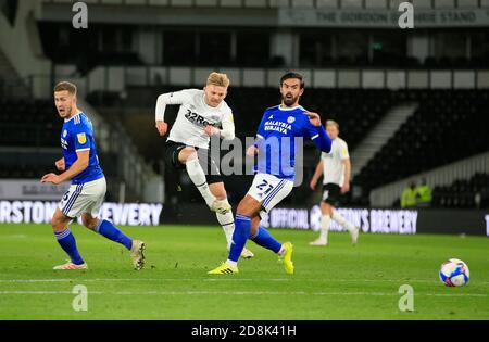 Kamil Jozwiak (7) du comté de Derby tire sur le but Banque D'Images