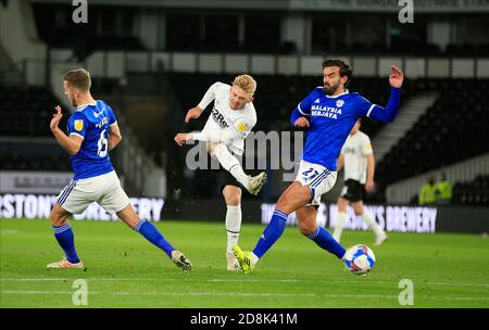 Kamil Jozwiak (7) du comté de Derby tire sur le but Banque D'Images