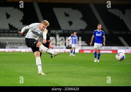 Kamil Jozwiak (7) du comté de Derby tire sur le but Banque D'Images