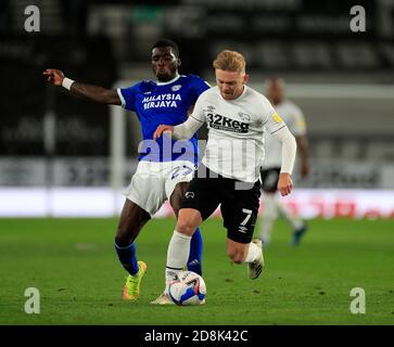 Kamil Jozwiak (7) du comté de Derby et Sheyi Ojo (27) De Cardiff City défi pour le ballon Banque D'Images