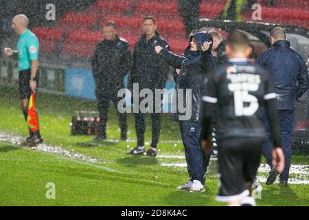 John Yems, directeur de Crawley Town, interjette appel de la ligne de contact. Banque D'Images