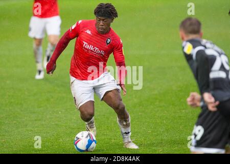 Brandon Thomas-Asante (37) de Salford City sur le ballon. Banque D'Images